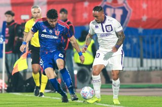 Futbol, Universidad de Chile vs Deportes Concepcion, campeonato 2026 Fecha 14, Liga de Primera 2026. El jugador de Universidad de Chile Bianneider Tamayo, izquierda, disputa el balon contra Jorge Henriquez, de Deportes Concepcion durante un partido de