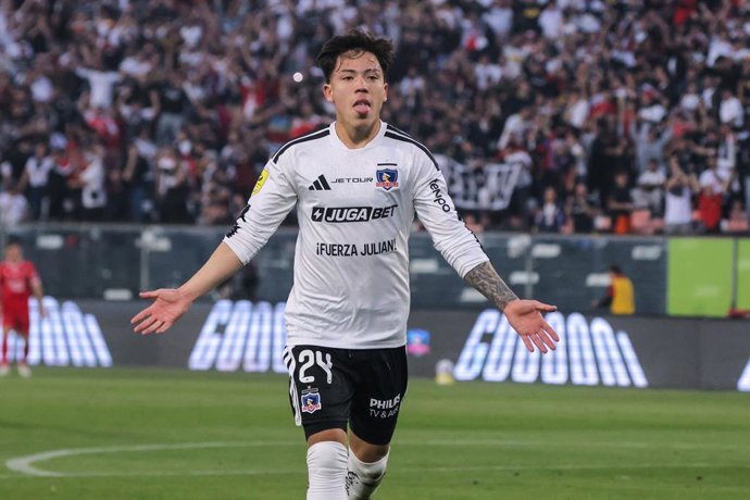 Futbol, Colo Colo vs Nublense  Fecha 12, Liga de primera 2026. El jugador de Colo Colo Leandro Hernández, izquierda derecha centro, celebra tras marcar su gol contra Nublense durante el partido de la Liga de primera realizado en el estadio Monumental en