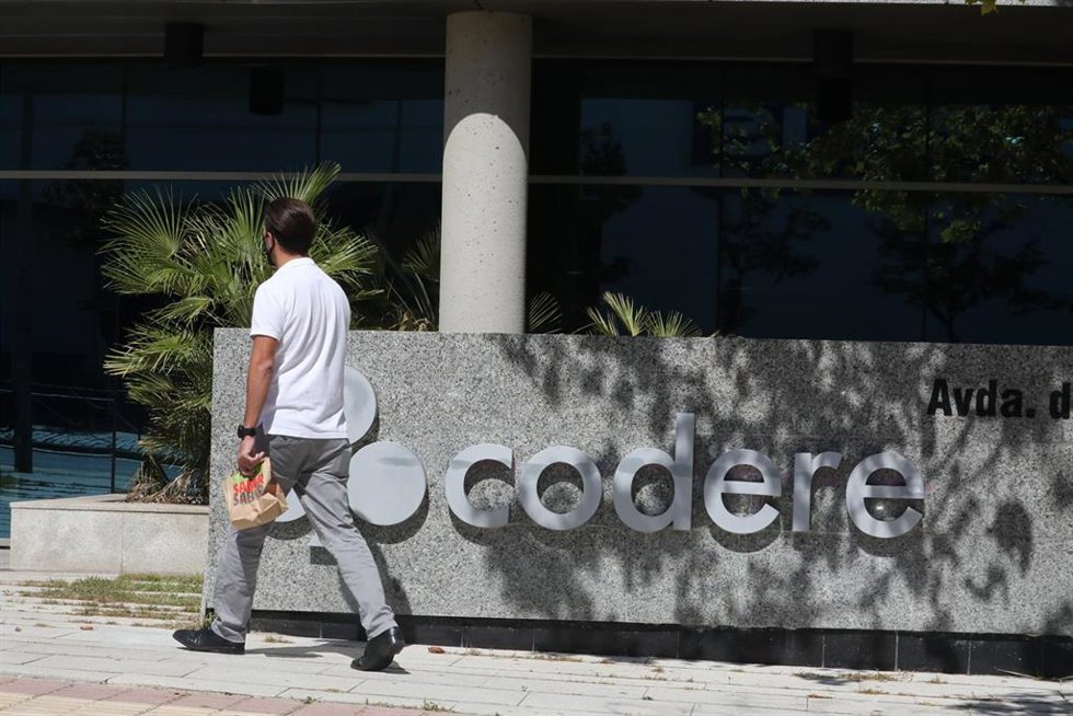 Archivo - Un hombre pasa por la sede de Codere ubicada en la capital, en Madrid (España), a 10 de septiembre de 2020.