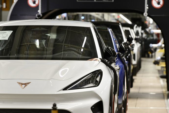 Vehicles en la cadena de muntatge de la planta automobilística de SEAT, a 3 de juny de 2026, a Martorell, Barcelona, Catalunya (Espanya). Aquest acte institucional, motivat per l'històric inici de la producció dels models elèctrics Cupra Raval i 
