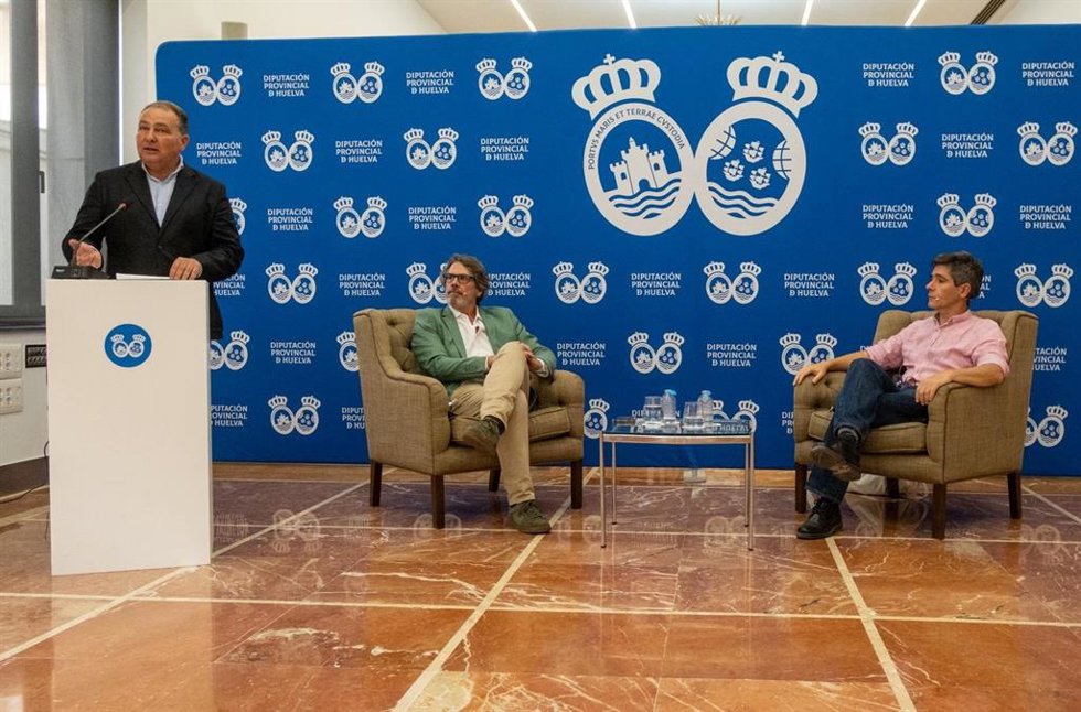 El presidente de la Diputación de Huelva, David Toscano, durante su intervención el encuentro 'La actualidad andaluza, a diario', protagonizado por el periodista, escritor y académico Teodoro León Gross. 
