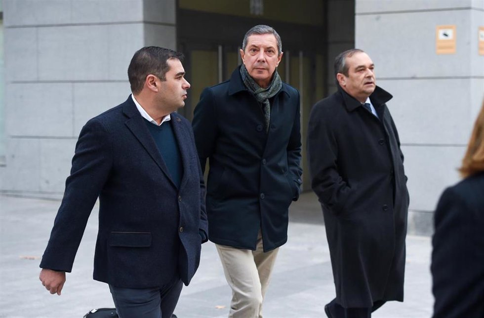 Archivo - El responsable de flota de Pesquerías Nores Marín, la dueña del 'Villa de Pitanxo', José Antonio Nores González (i) y el director de la compañía, José Antonio Nores Rodríguez (d).