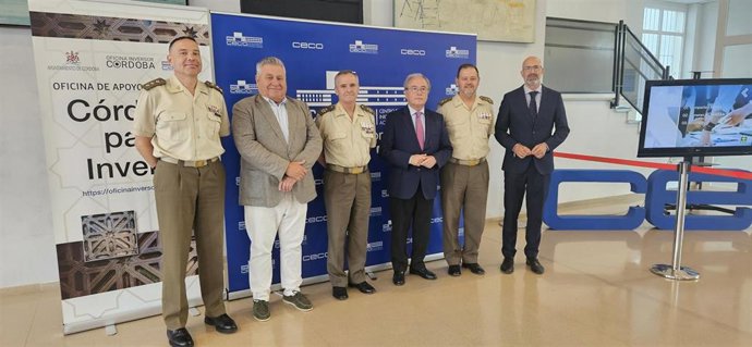 El presidente de CECO, Antonio Díaz, y el teniente general Guillermo Ramírez Altozano en la foto familar tras el encuentro.