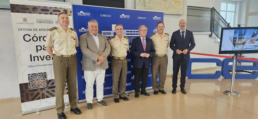 El presidente de CECO, Antonio Díaz, y el teniente general Guillermo Ramírez Altozano en la foto familar tras el encuentro.