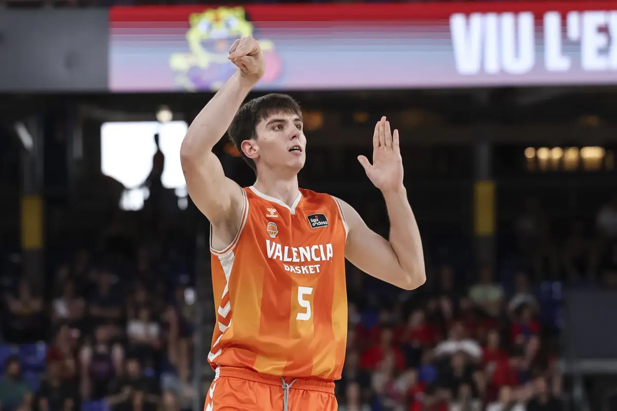 Sergio de Larrea, en un partido con el Valencia Basket