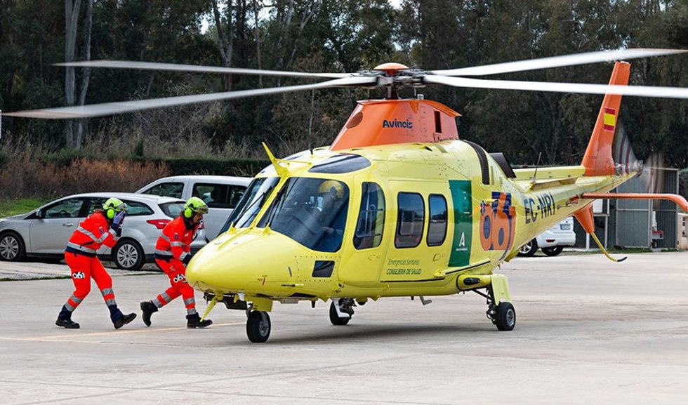 Dos efectivos se suben a un helicóptero del 061.