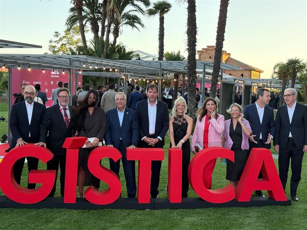 El ministro de Transportes y Movilidad Sostenible, Óscar Puente, en la Nit de la Logística del SIL, organizado por el CZFB