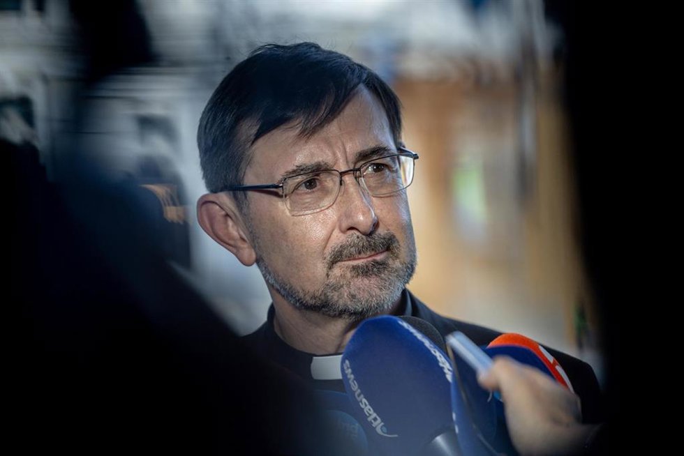 El arzobispo de Madrid, José Cobo, atiende a los medios durante la visita guiada al montaje de escenarios para la Santa Misa del Papa León XIV en Cibeles.