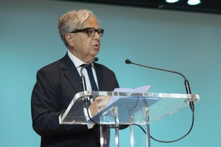 El presidente de la Diputación de Córdoba, Salvador Fuentes, durante su intervención en la entrega de los Premios Académicos de Artes Plásticas y los reconocimientos del Concurso de Dibujo.