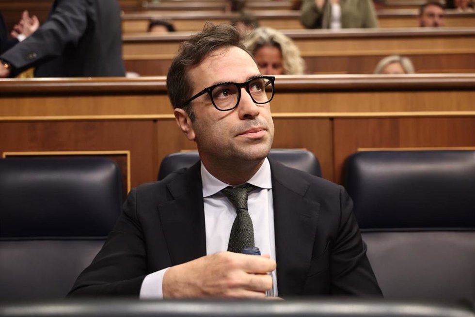 El vicepresidente primero del Gobierno y ministro de Economía, Carlos Cuerpo, a su llegada a una sesión plenaria en el Congreso de los Diputados.