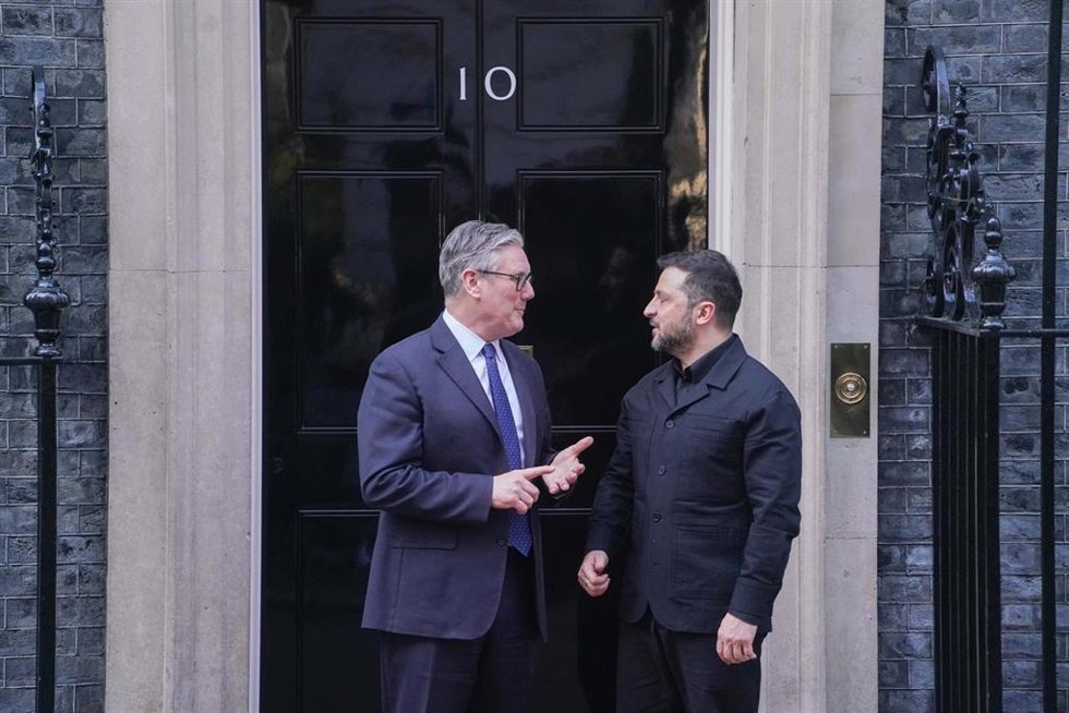 Archivo - El primer ministro británico, Keir Starmer (izq.), recibe al presidente ucraniano, Volodimir Zelenski (der.), en el 10 de Downing Street, Londres