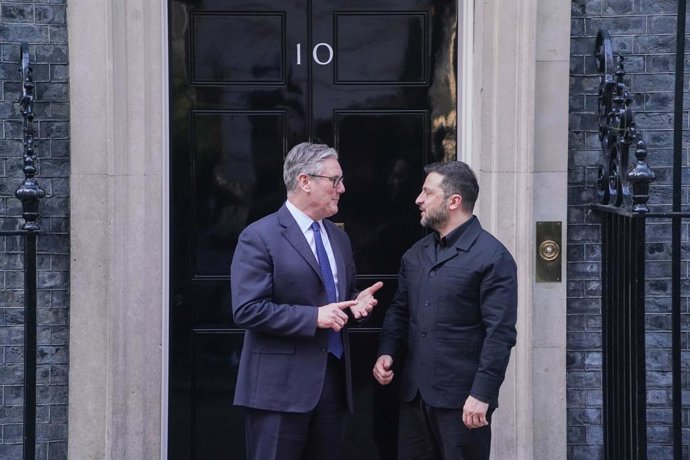 Archivo - Arquivo - 17 de março de 2026: O primeiro-ministro britânico Keir Starmer (à esquerda) recebe o presidente ucraniano Volodymyr Zelensky (à direita) em Downing Street para uma reunião com o objetivo de assinar uma nova declaração de defesa. Com: 