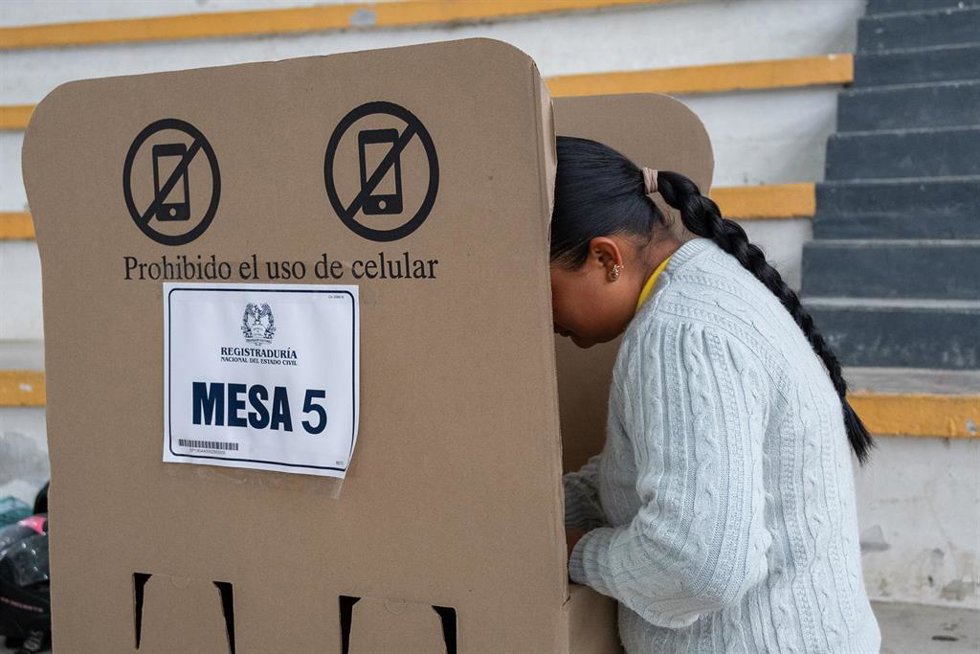 Imagen de archivo de una mujer de Colombia ejerciendo su derecho al voto en las elecciones presidenciales del país