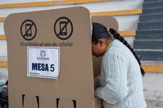 Imagen de archivo de una mujer de Colombia ejerciendo su derecho al voto en las elecciones presidenciales del país