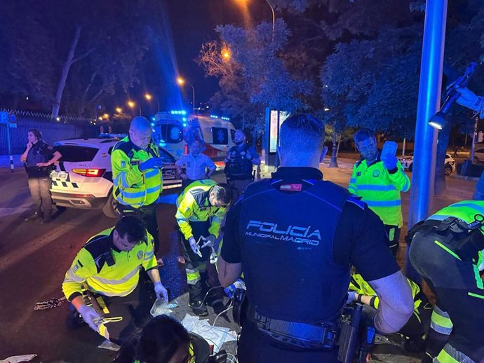 Motorista en estado crítico tras violenta caída en la Castellana de Madrid