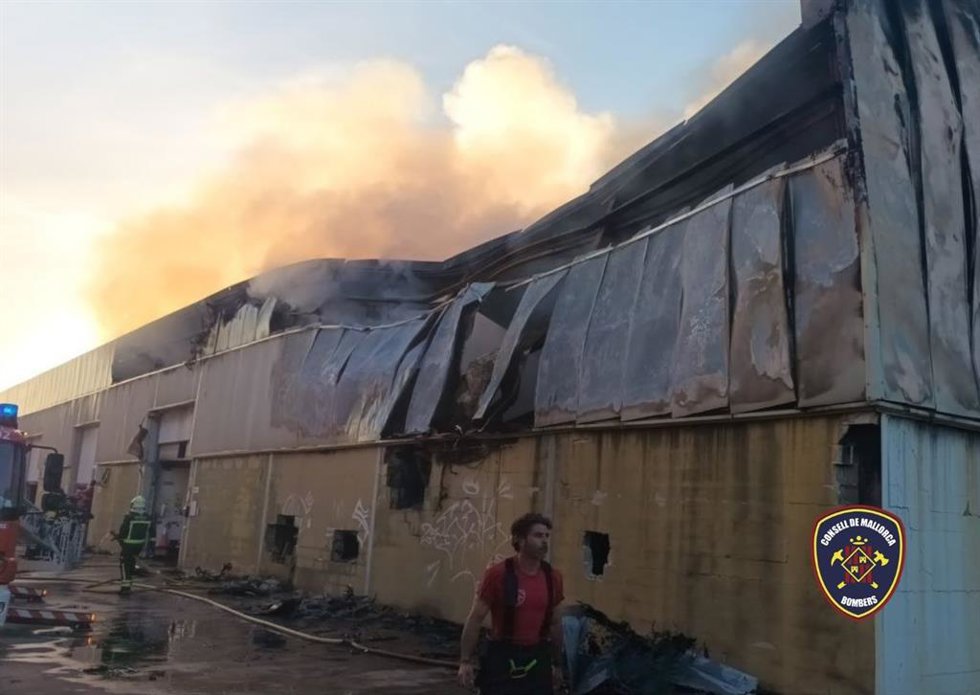 Incendio en una nave de un polígono industrial de Binissalem.