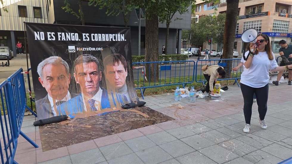 Hazte Oir realiza una protesta a las puertas de la Audiencia Provincial de Badajoz donde declara Pedro Sánchez