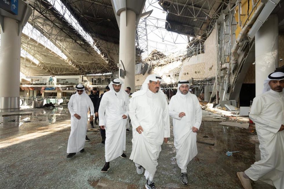El primer ministro de Kuwait, Ahmad al Abdulá al Sabá (centro), inspecciona los daños en el Aeropuerto Internacional de Kuwait tras un ataque de un supuesto dron de Irán contra las instalaciones (archvo)