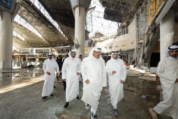 PROVÍNCIA DE FARWANIYA, 3 de junho de 2026  -- Esta foto divulgada mostra o primeiro-ministro do Kuwait, xeque Ahmad al-Abdullah al-Sabah (ao centro), inspecionando o aeroporto danificado após um ataque, na província de Farwaniya, no Kuwait, em 3 de junho