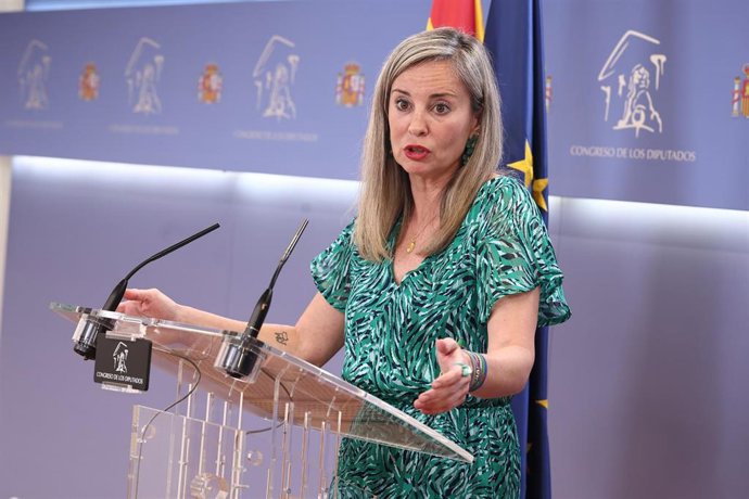 La portavoz de Sumar en el Congreso, Verónica Martínez Barbero,  durante una rueda de prensa en el Congreso de los Diputados, a 26 de mayo de 2026, en Madrid (España).