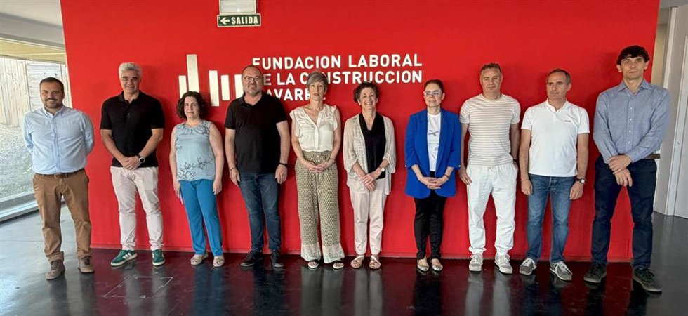 Foto de grupo de los ponentes que participaron en la presentación de la campaña para prevenir los accidentes laborales por caída de altura.