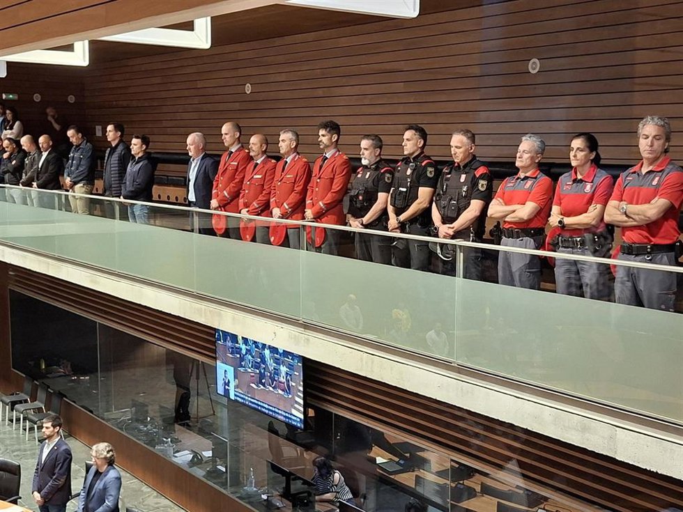 Minuto de silencio en el Parlamento de Navarra.