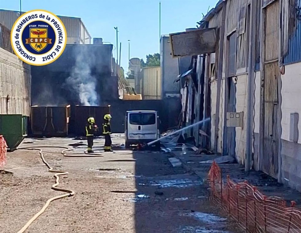 Bomberos en la extinción del incendio de varias naves industriales en un polígono de Algeciras