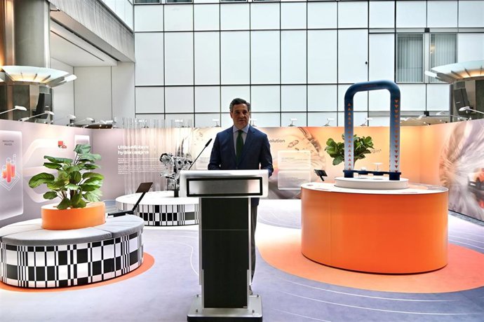 El eurodiputado Raúl de la Hoz participa en la presentación en Bruselas de un motor híbrido desarrollado por Repsol y Horse en Valladolid.