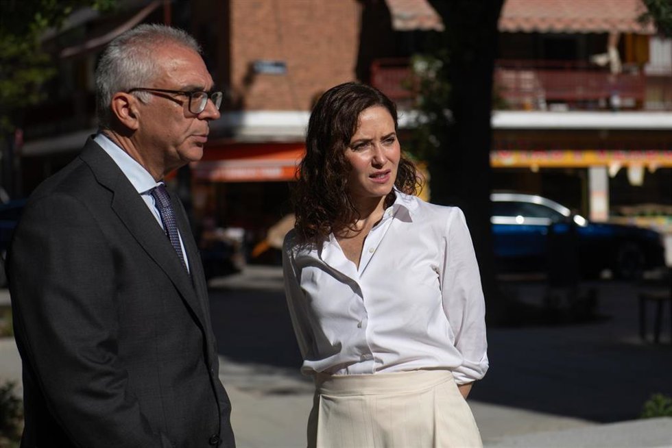 La presidenta de la Comunidad de Madrid, Isabel Díaz Ayuso (d), acompañada del concejal del PP en el Ayuntamiento y presidente de la Junta Municipal de Carabanchel, Carlos Izquierdo Torres (i), durante la reunión del Consejo de Gobierno, en la Finca Vista