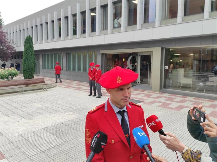 El jefe de la Policía Foral, Iván Ortueta, acude al tanatorio a apoyar a las familias de los cinco agentes fallecidos en accidente.