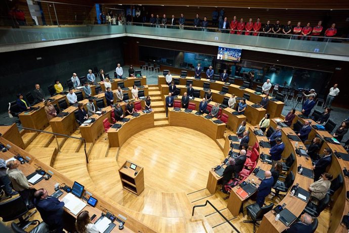 Minuto de silencio en el Parlamento foral.