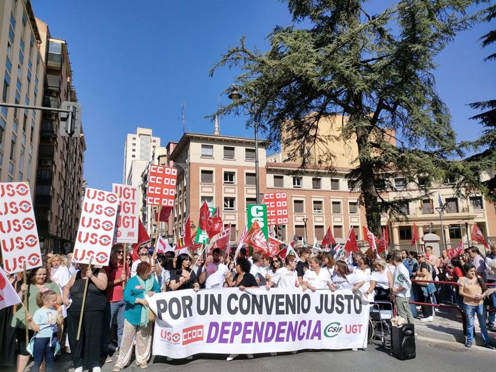 Archivo - Concentración en Logroño para exigir un convenio justo en el sector de la dependencia