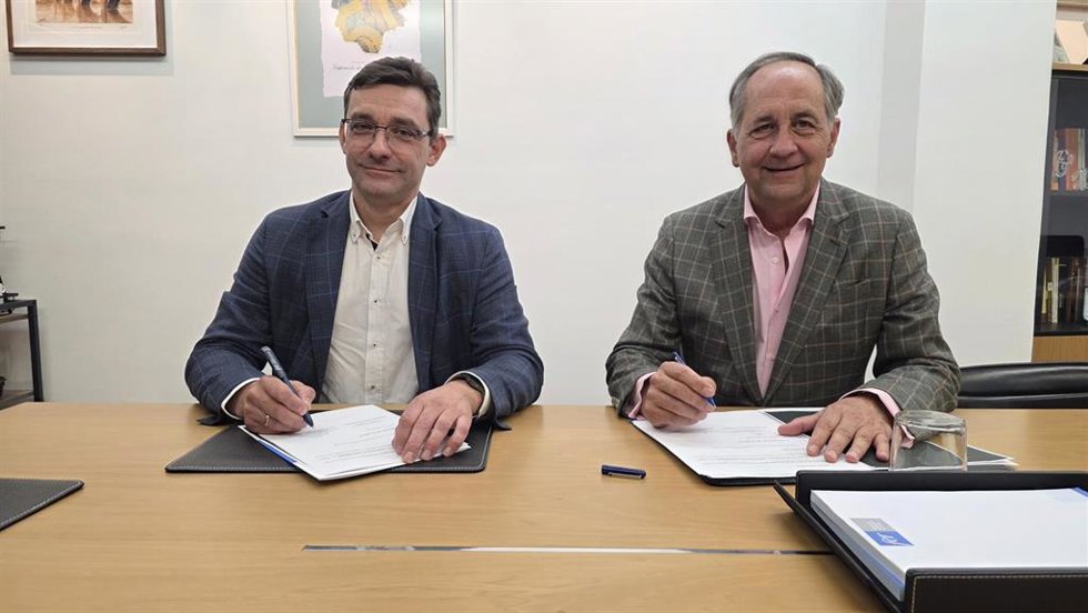 La firma del convenio fue rubricada por Eduardo de Luis Olloqui, presidente de ARIAUTO, y Raúl Sanz de Acedo, director de Tratamiento Industrial Zona Centro de Urbaser Soluciones Industriales