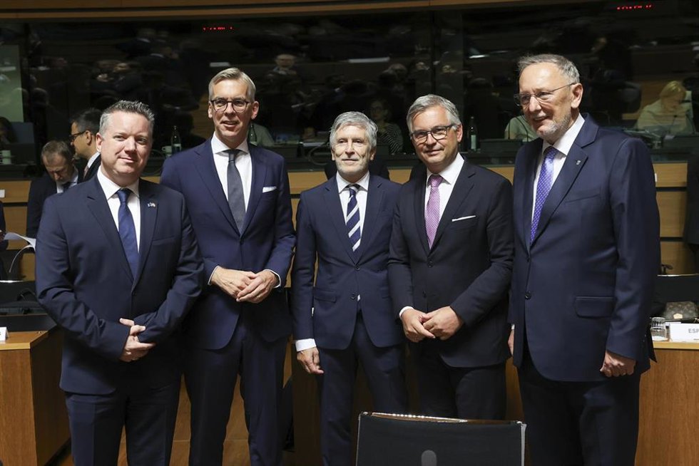 El comisario de Interior, Magnus Brunner, junto al español Fernando Grande-Marlaska y otros ministros de Interior de la UE, al inicio de una reunión en Luxemburgo.