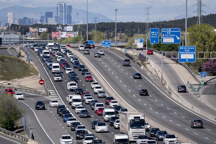 Archivo - Decenas de vehículos en una autovía