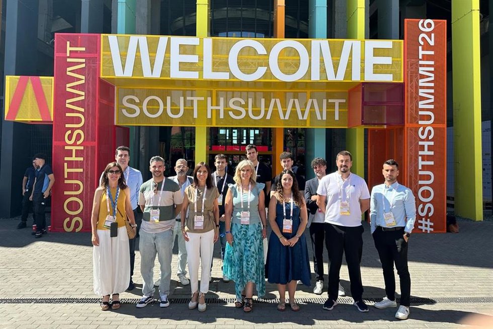 En el centro, la directora general, Garbiñe Basterra, junto a las startups participante y el equipo de trabajo de CEIN.