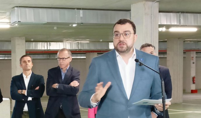 El presidente del Principado de Asturias, Adrián Barbón, interviene durante el acto de inauguración del aparcamiento disuasorio de la avenida de Portugal, en Gijón.