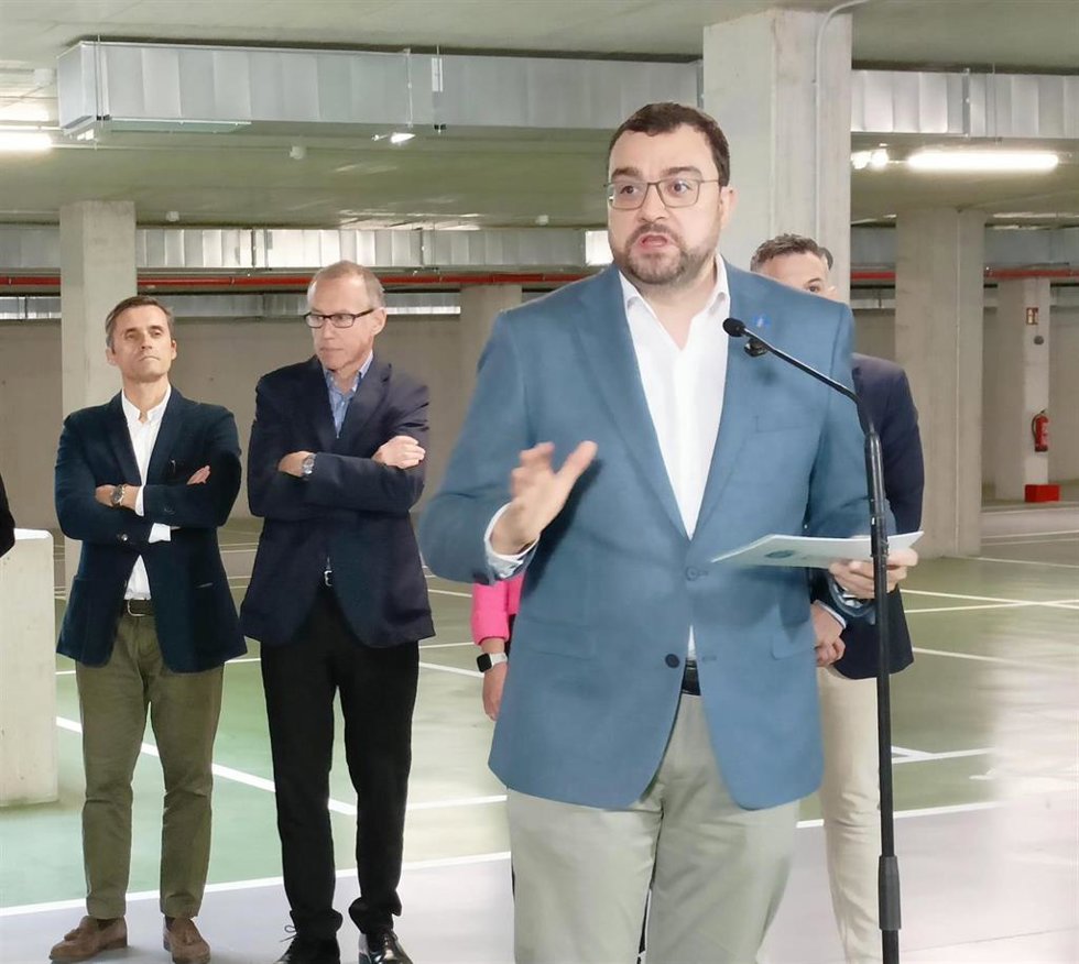 El presidente del Principado de Asturias, Adrián Barbón, interviene durante el acto de inauguración del aparcamiento disuasorio de la avenida de Portugal, en Gijón.