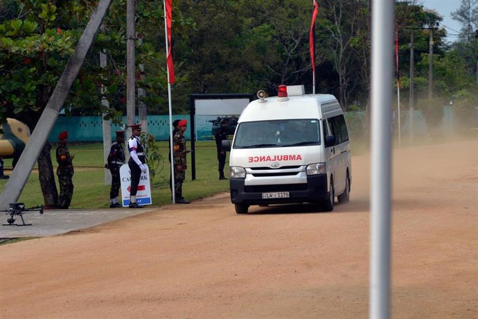 Archivo - Una ambulancia traslada a un herido tras un accidente de helicóptero cerca de Polonnaruwa, en Sri Lanka, en mayo de 2025 (archivo)