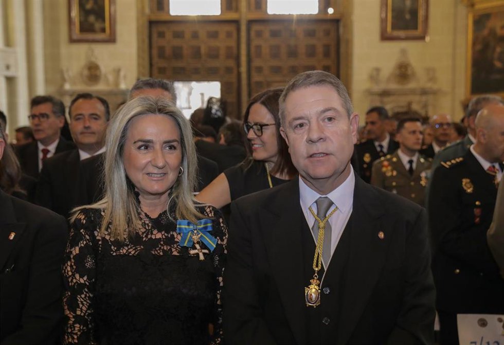 La ministra de Educación, Formación Profesional y Deportes, Milagros Tolón, junto al presidente de Castilla-La Mancha, Emiliano García-Page, durante la celebración del Corpus Christi de Toledo.