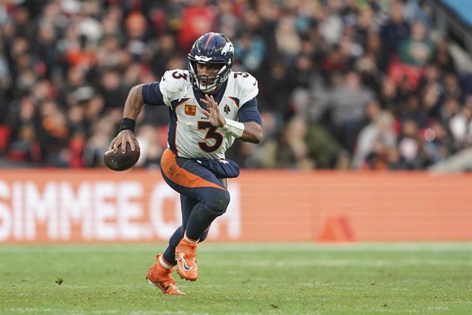 Archivo - Russell Wilson durante un partido con los Denver Broncos