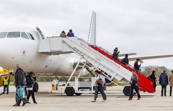Archivo - Primer vuelo de la conexión Barcelona-Agoncillo