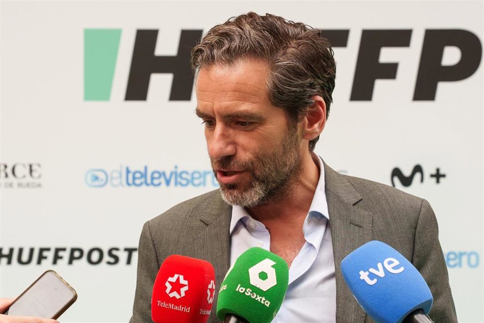Archivo - El portavoz del Partido Popular, Borja Sémper, atiende a los medios de comunicación, durante la fiesta por el XIII aniversario del HuffPost, en el Museo Lázaro Galdiano, a 19 de junio de 2025.