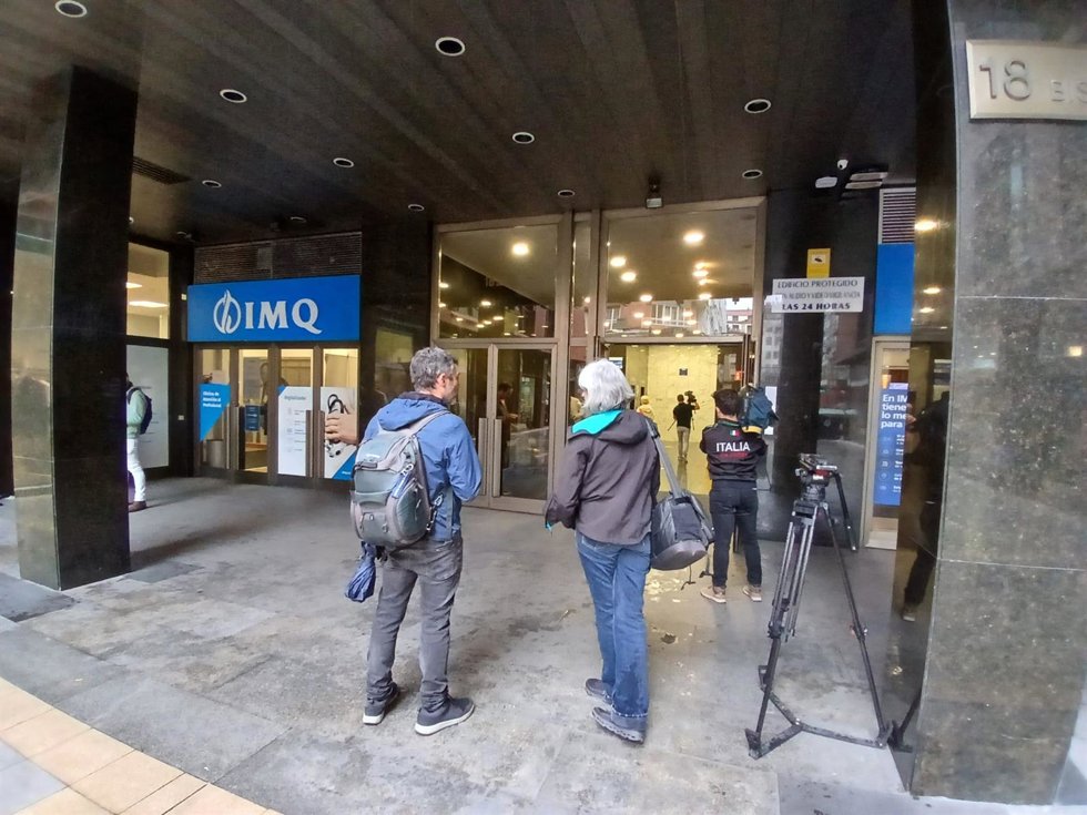 Periodistas en la entrada de la sede de Tubos Reunidos en Bilbao