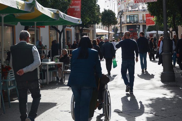 Archivo - Personas caminando por una calle de Jerez de la Frontera, en la provincia de Cádiz