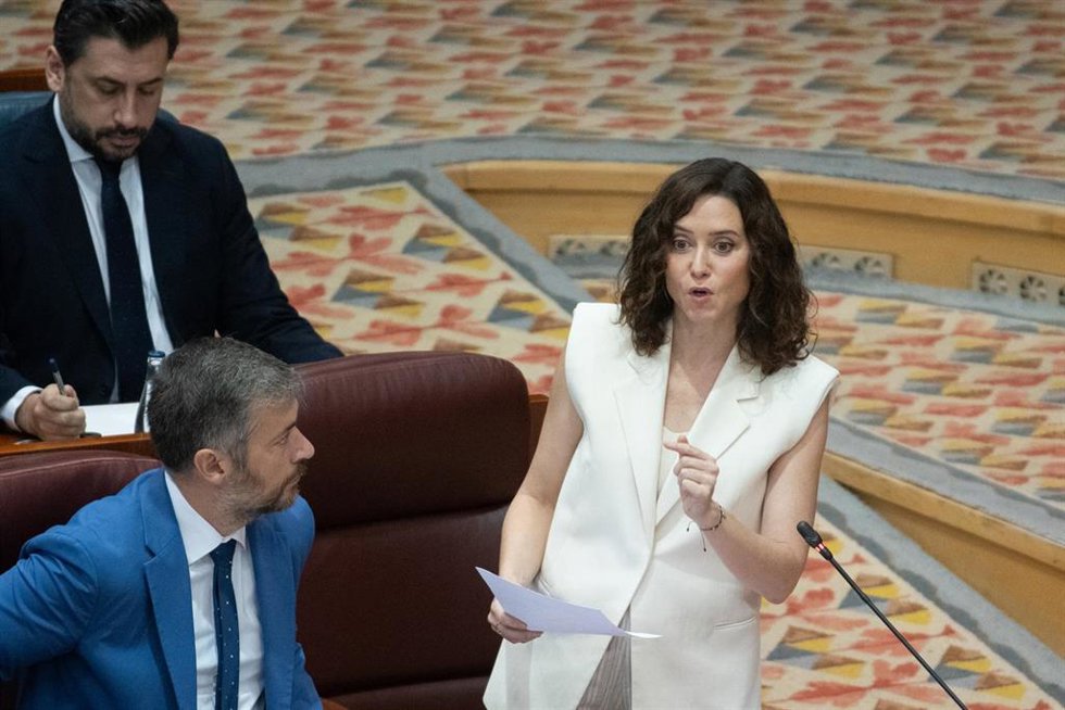 La presidenta de la Comunidad de Madrid, Isabel Díaz Ayuso, interviene durante un pleno, en la Asamblea de Madrid, a 4 de junio de 2026, en Madrid (España).  La Asamblea de Madrid aprueba hoy, con la mayoría absoluta del PP, la Ley de medidas urgentes par
