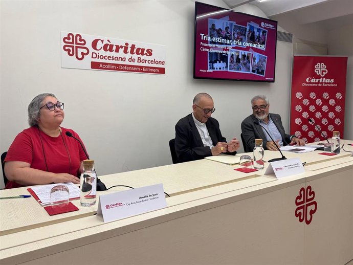 Momento del inicio de la rueda de prensa de presentación de la memoria 2025 de Càritas de Barcelona