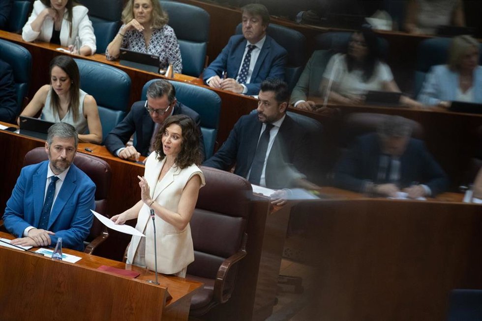 La presidenta de la Comunidad de Madrid, Isabel Díaz Ayuso, interviene durante un pleno, en la Asamblea de Madrid