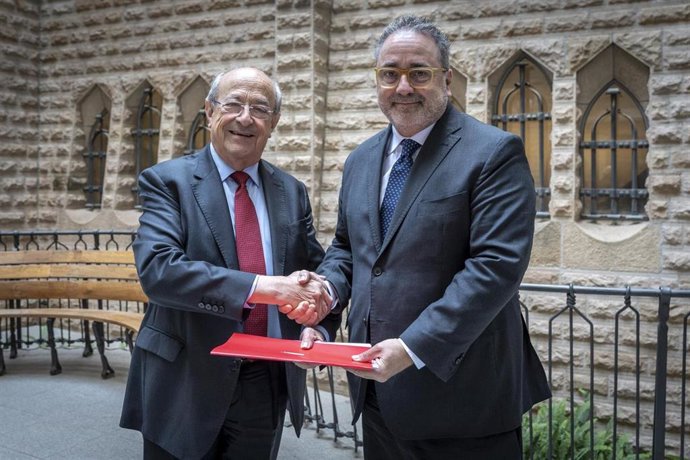 El presidente delegado de la Junta Constructora de la Sagrada Familia, Esteve Camps (I), y el director general de Telefónica en Catalunya, Chema Casas (D)