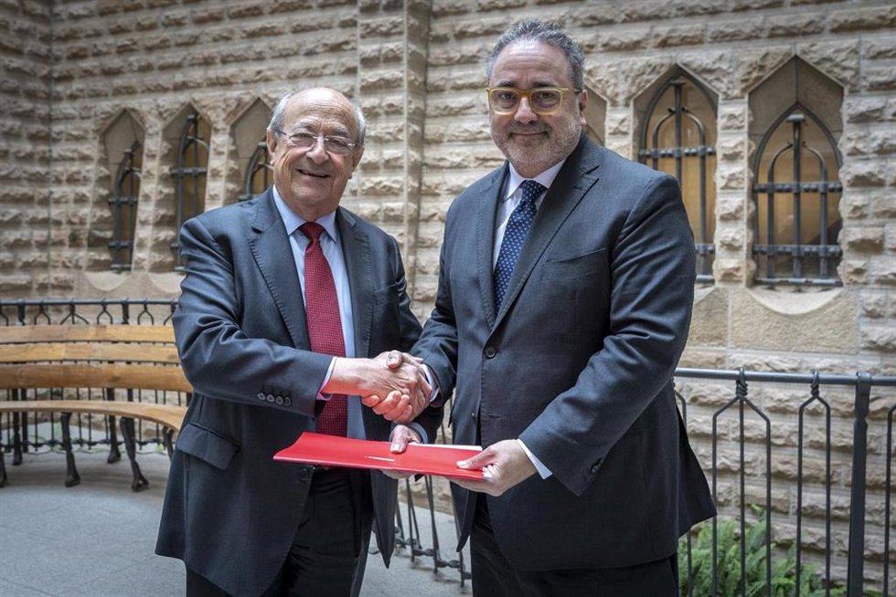 El presidente delegado de la Junta Constructora de la Sagrada Familia, Esteve Camps (I), y el director general de Telefónica en Catalunya, Chema Casas (D)